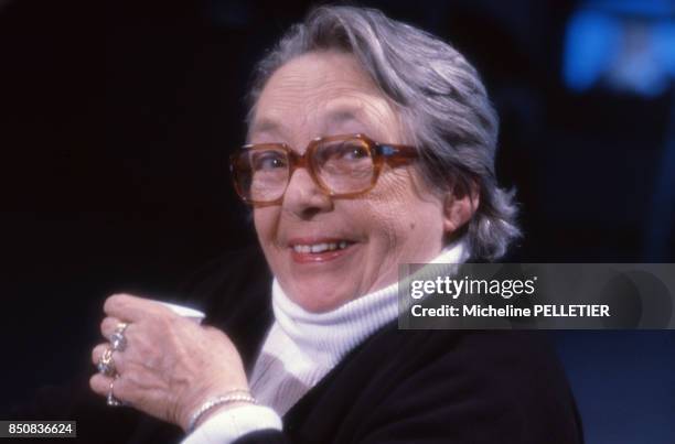 écrivaine française Marguerite Duras sur le plateau d'une émission de télévision à Paris en juin 1985, France.