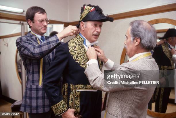Jean Dutourd essaie son costume d'académicien aidé de deux couturiers, Paris, octobre 1979, France.