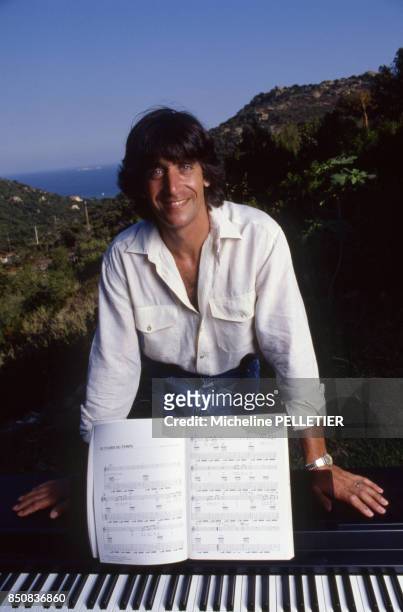 Le chanteur français Yves Duteil en vacances dans le sud de la Corse en aout 1988, France.