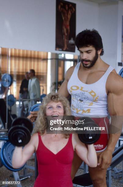 Séance de musculation pour Lou Ferrigno et sa femme Carla Green lors du Festival de Cannes en mai 1982, France.