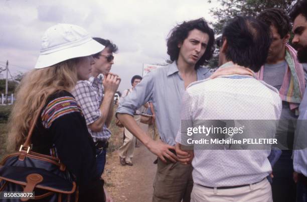 Bernard-Henri Levy, Joan Baez, Claude Malhuret, Elie Wiesel lors de la 'Marche pour la Survie' à Aranyaprathet le 6 février 1980, Thaïlande.