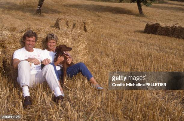 Le journaliste Bruno Masure en vacances avec sa femme Cathy en aout 1987, France.