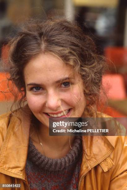 Actrice française Anne-Laure Meury à la terrasse d'un café parisien en 1987, Paris, France.