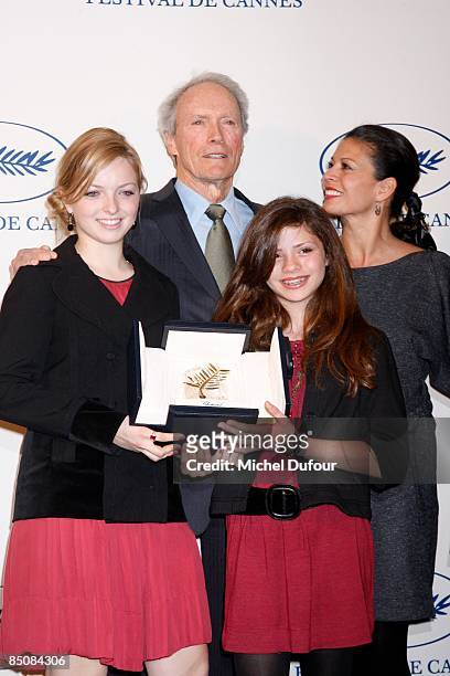 Francesca Eastwood, Clint Eastwood, Morgane Easrtwood and Dina Eastwood pose with the "Palme d'or" award Clint Eastwood received for his lifetime...