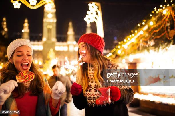 njuter av på julmarknad - julmarknad bildbanksfoton och bilder