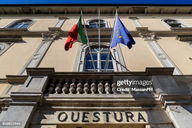 questura entrance - interpol police fotografías e imágenes de stock