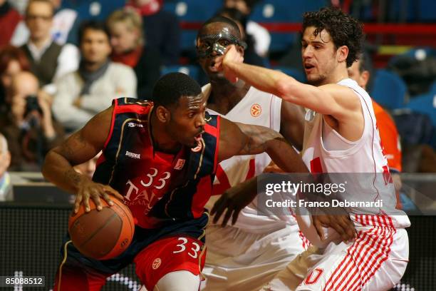 Pete Mickeal, #33 of TAU Ceramica competes with Luca Vitali, #10 of AJ Milano during the Euroleague Basketball Last 16 Game 4 match between Armani...