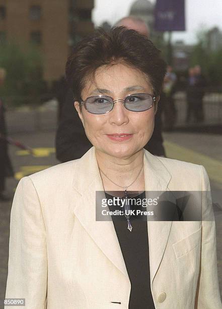 Yoko Ono arrives at a reception celebrating the opening of the Tate Modern Art Gallery May 11, 2000 in London.