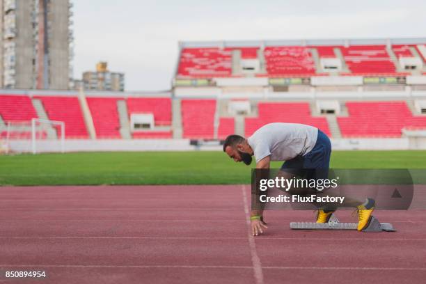 coureur de pratiquer - starting block photos et images de collection