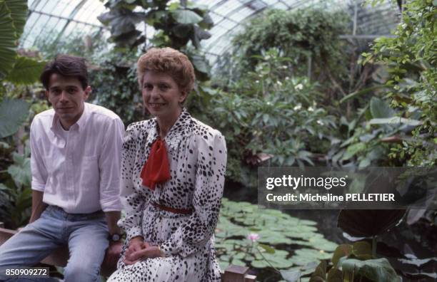 Héléne Carrère d'Encausse, historienne, et son fils Emmanuel Carrère, romancier, en mai 1986 à Paris, France.