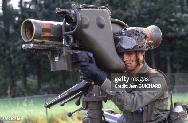 Soldat français et son missile Milan lors des manoeuvres militaires franco-allemande 'Moineau Hardi' le 21 septembre 1987, France.