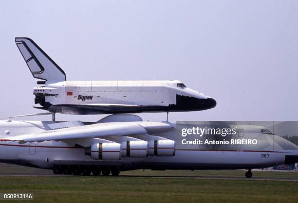 La navette spatiale soviétique Bourane transportée sur le dos de l'avion de transport gros porteur Antonov 225 au salon de l'Aviation du Bourget le...