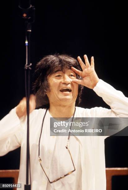 Le chef d'orchestre Seiji Ozawa dirige un opéra le 21 juin 1989 à Paris, France.