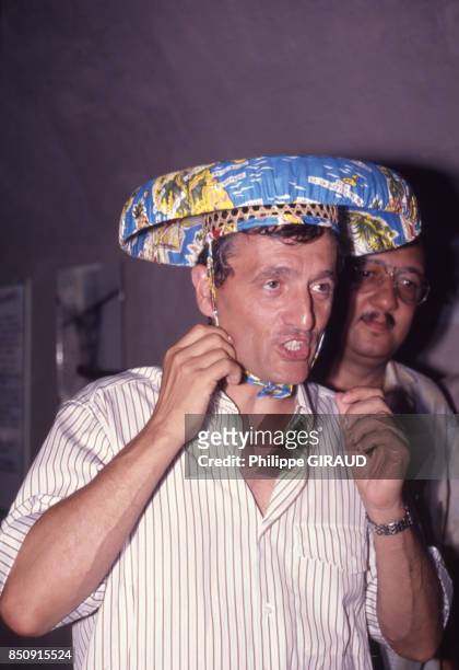 François Léotard porte un chapeau traditionnel lors d'une visite dans l'archipel des Saintes en juin 1989, Guadeloupe.