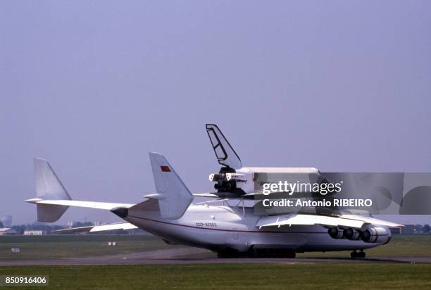 La navette spatiale soviétique Bourane transportée sur le dos de l'avion de transport gros porteur Antonov 225 au salon de l'Aviation du Bourget le...