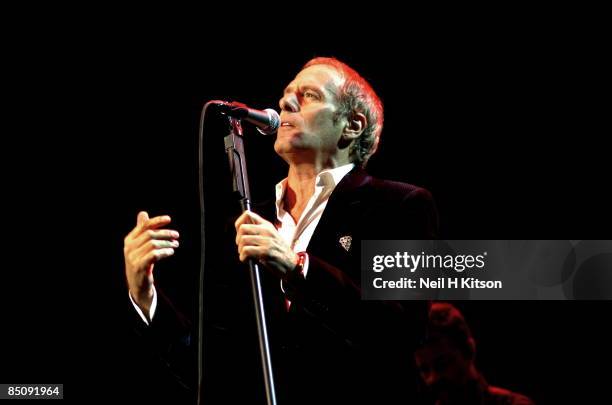Photo of Michael BOLTON, Michael Bolton performing on stage