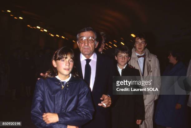 Lino Ventura et ses enfants à la 1ère du film 'Les Misérables' à Paris en 1982, France.
