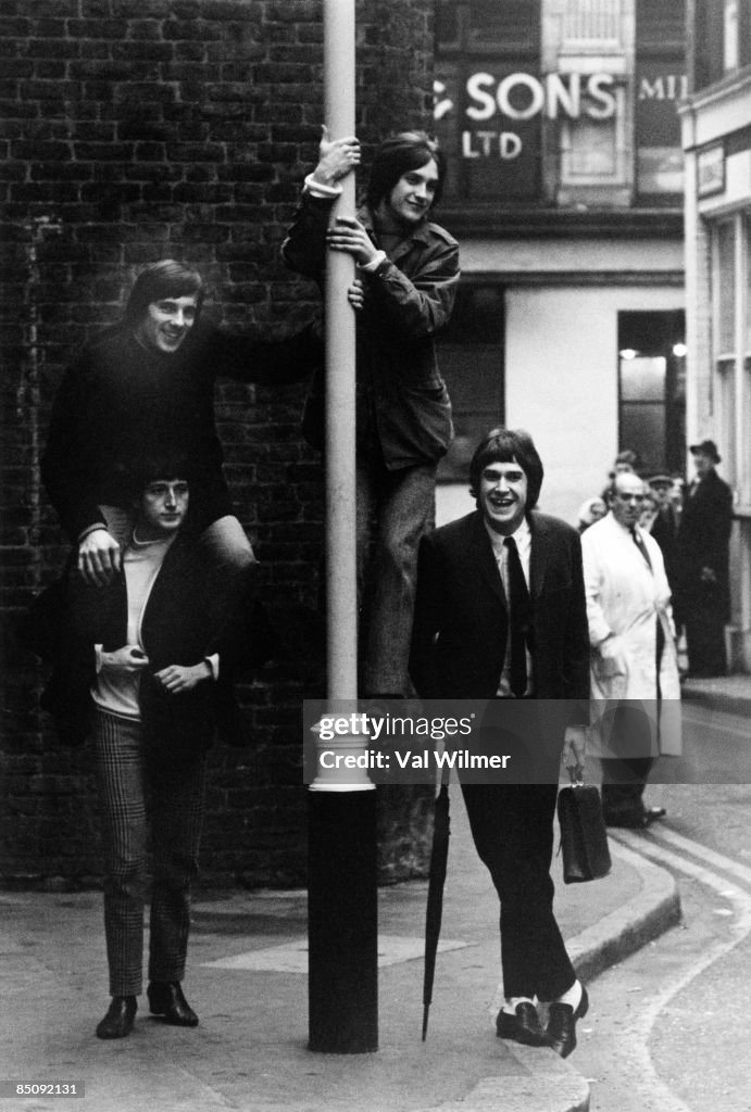 Photo of KINKS and Mick AVORY and Pete QUAIFE and Dave DAVIES and Ray DAVIES