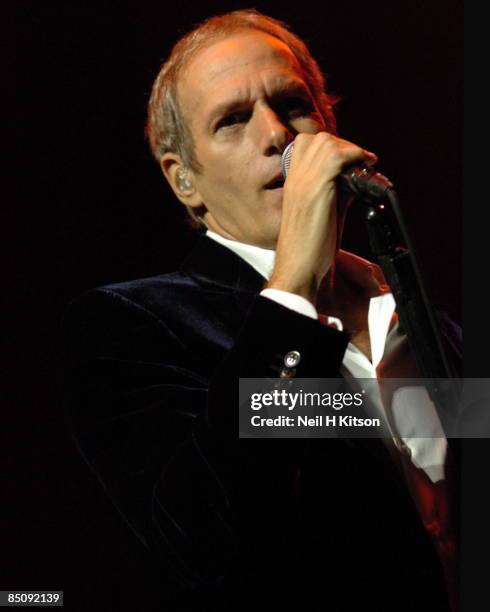 Photo of Michael BOLTON, Michael Bolton performing on stage