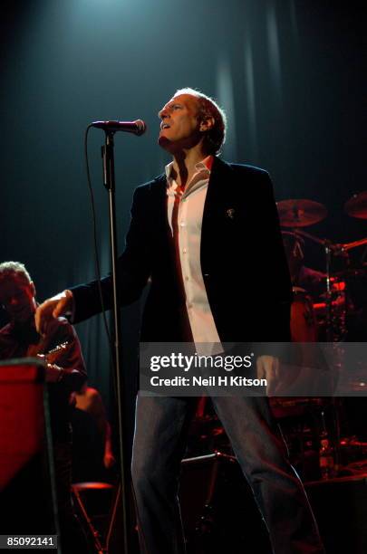 Photo of Michael BOLTON, Michael Bolton performing on stage