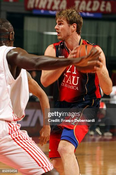 Tiago Splitter, #21 of TAU Ceramica in action during the Euroleague Basketball Last 16 Game 4 match between Armani Jeans Milano v Tau Ceramica on...