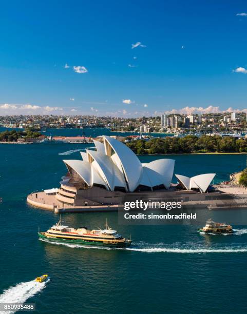 sydney opera house und boote am circular quay - royal botanic gardens sydney stock-fotos und bilder