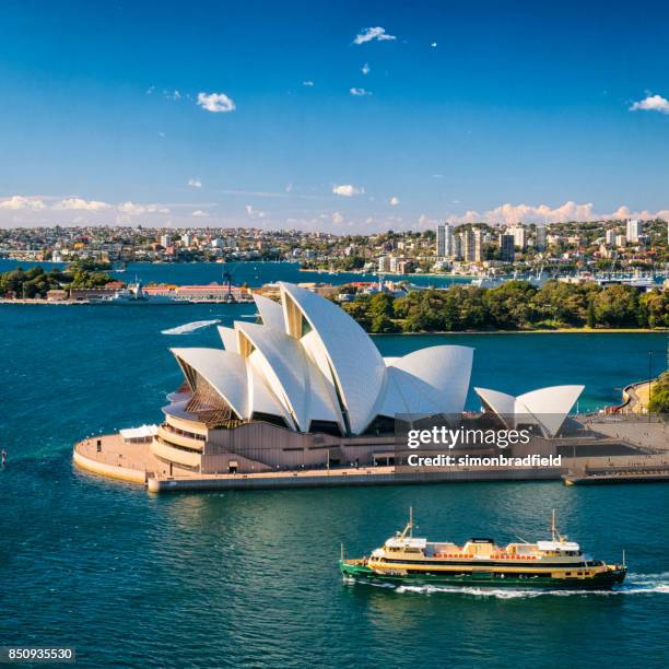 sydney opera house und boote am circular quay - royal botanic gardens sydney stock-fotos und bilder