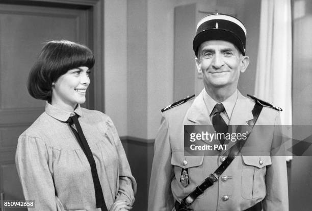 Mireille Mathieu et Louis de Funès déguisé en gendarme de Saint-Tropez en novembre 1978 à Paris, France.