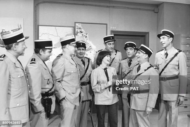 Mireille Mathieu et la brigade de la gendarmerie de Saint-Tropezd avec notamment Louis de Funès, Maurice Risch, Jacques François, Michel Galabru, Guy...