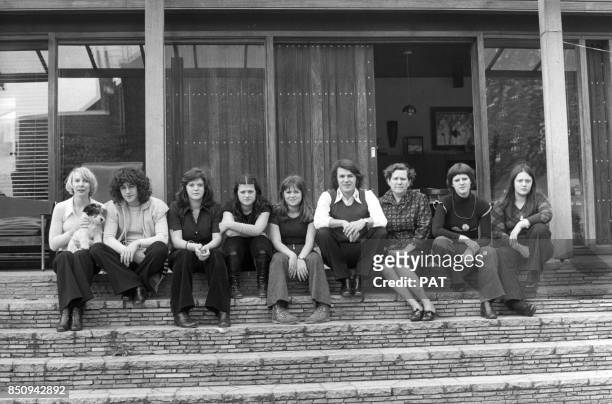 Le chanteur Adamo avec son épouse Nicole à gauche, sa mère Concetta à sa gauche et ses frères et soeurs dont Pipo, 2e à gauche, et Delizia, 2e à...