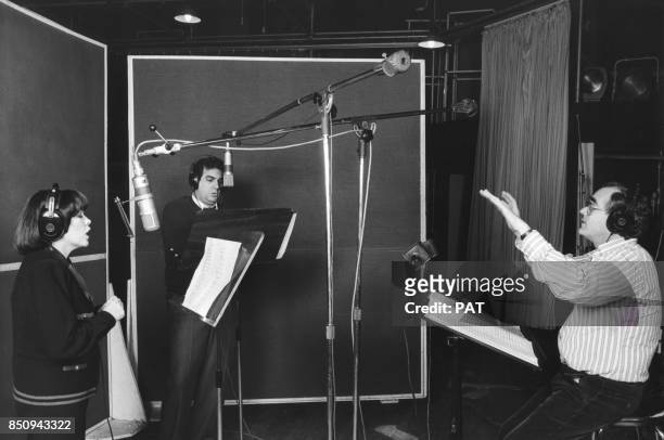 Le chanteur lyrique Placido Domingo et Mireille Mathieu enregistrent une chanson sous la direction de Michel Legrand le 3 février 1984 à Paris,...
