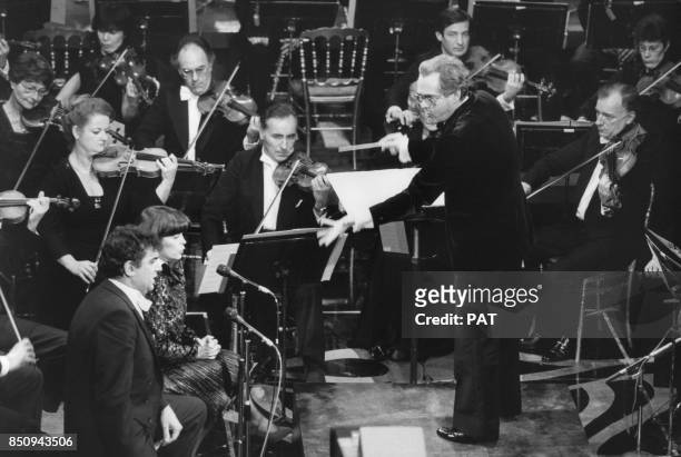 Le chanteur lyrique Placido Domingo et Mireille Mathieu chantent ensemble accompagnés par un orchestre conduit par Michel Legrand en 1984 à Paris,...