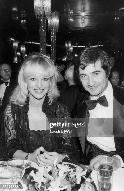 La speakerine Evelyne Leclercq et Jean-Claude Brialy au dîner-anniversaire du Paradis latin le 28 janvier 1980 à Paris, France.