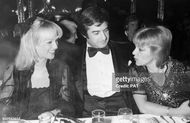 La speakerine Evelyne Leclercq, Jean-Claude Brialy et la chanteuse Nicoletta au dîner-anniversaire du Paradis latin le 28 janvier 1980 à Paris,...