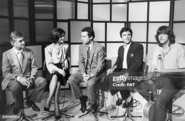 De gauche à droite Jean-Claude Brialy, Marie-José Nat, Michel Denisot, Sacha Distel et Yves Duteil lors du lancement de la chaîne de télévision Canal...