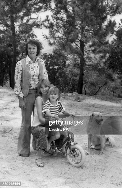 Salvatore Adamo avec son épouse Nicole et leur fils Anthony le 23 juillet 1974.