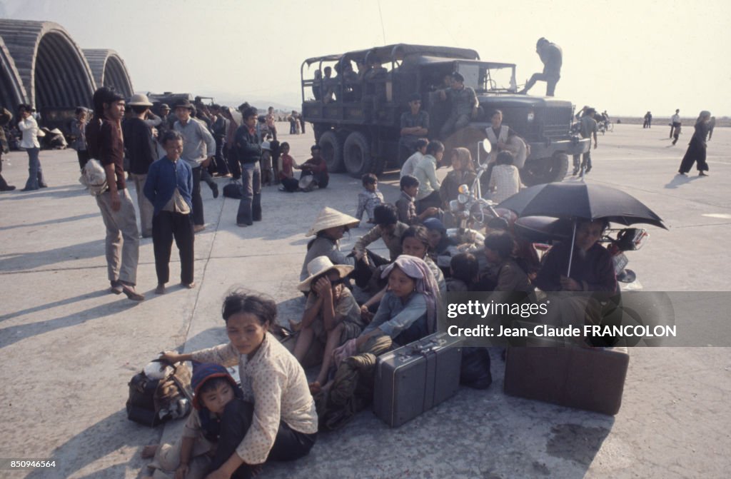 Femmes Hommes Et Enfants Attendant Sa gon Vietnam En Avril 1975 femmes-hommes-et-enfants-attendant-sa-gon-vietnam-en-avril-1975