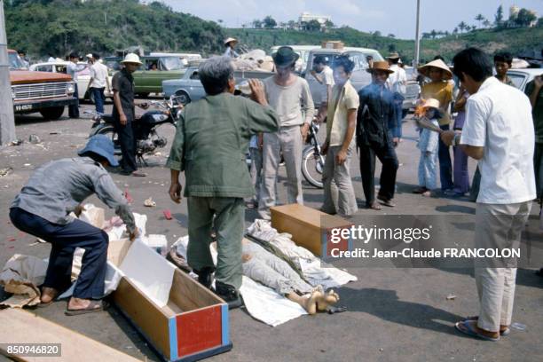 Réfugié mort et cercueils à Nha Trang, Vietnam en avril 1975.