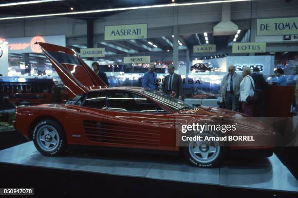 Ferrari Testa Rossa présentée au Salon, à Paris, France le 3 octobre 1984.