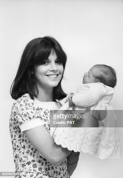La chanteuse Chantal Goya tient dans ses bras sa fille Clarisse âgée de quelques jours le 22 juillet 1968 à Paris, France.