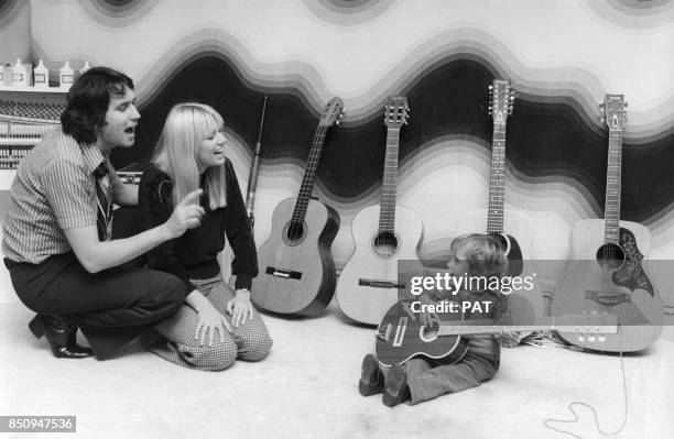 Stone et Charden avec leurs fils Baptiste le 18 novembre 1974 à Paris, France.