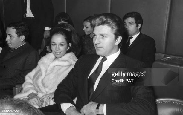 Le champion de tennis Jean-Noël Grinda et sa femme Florence lors d'une soirée le 21 octobre 1965 à Paris, France.