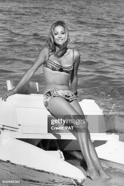 Actrice Claudine Auger à la plage le 22 août 1968 à Saint-Tropez, France.