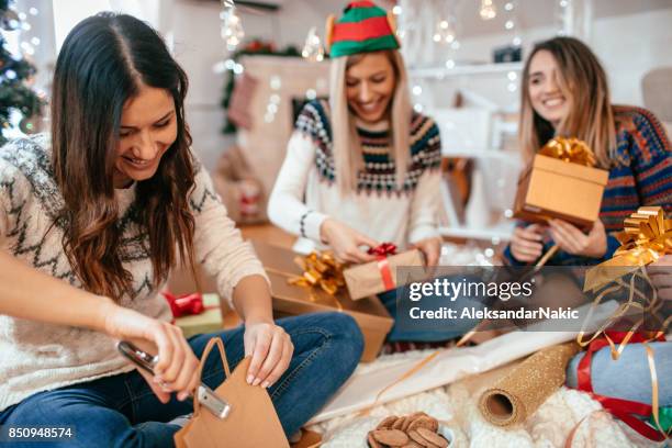 concludere regali di natale - avvolgere foto e immagini stock