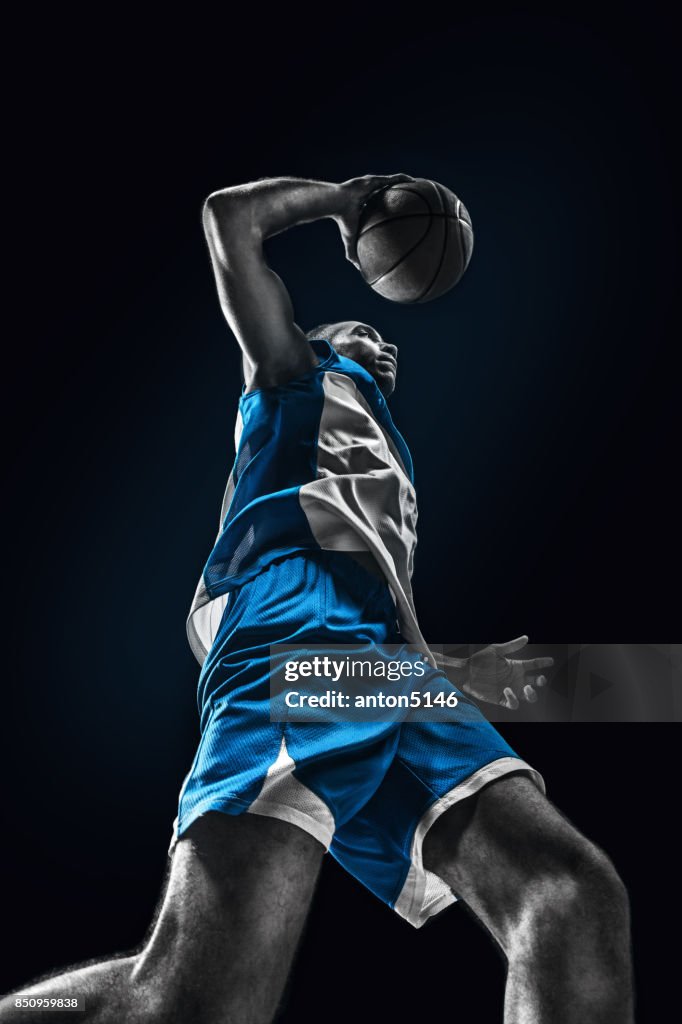 El jugador de baloncesto africano con bola