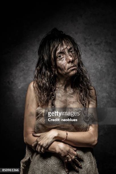 dramatische porträt einer frau - dirty face stock-fotos und bilder