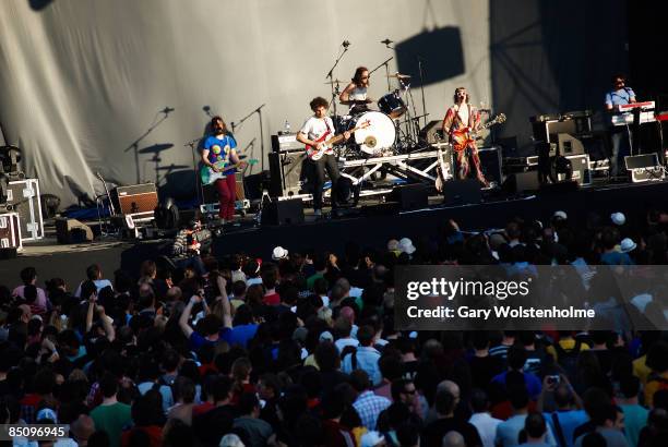 Photo of MGMT and Ben GOLDWASSER and Andrew VanWYNGARDEN, Group performing on stage Ben Goldwasser and Andrew VanWyngarden , audience