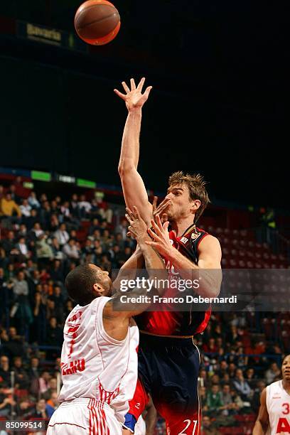 Tiago Splitter , #21 of TAU Ceramica competes with JMike Hall, #7 of AJ Milano during the Euroleague Basketball Last 16 Game 4 match between Armani...