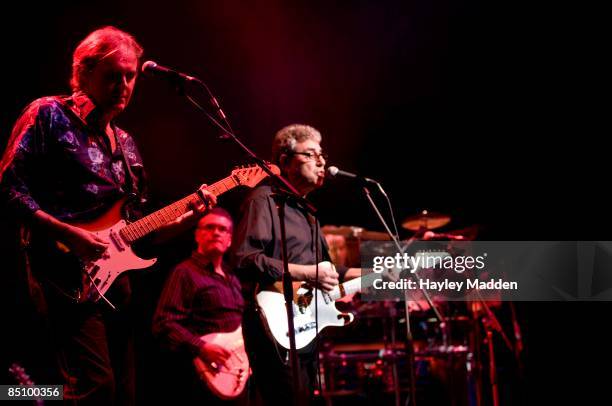 Photo of 10CC and Rick FENN and Graham GOULDMAN and Mike STEVENS, Rick Fenn, Mike Stevens, Graham Gouldman peforming live onstage
