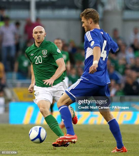 Republic of Ireland's Conor Sammon and Faroe Islands' Rogvi Baldvinsson in action